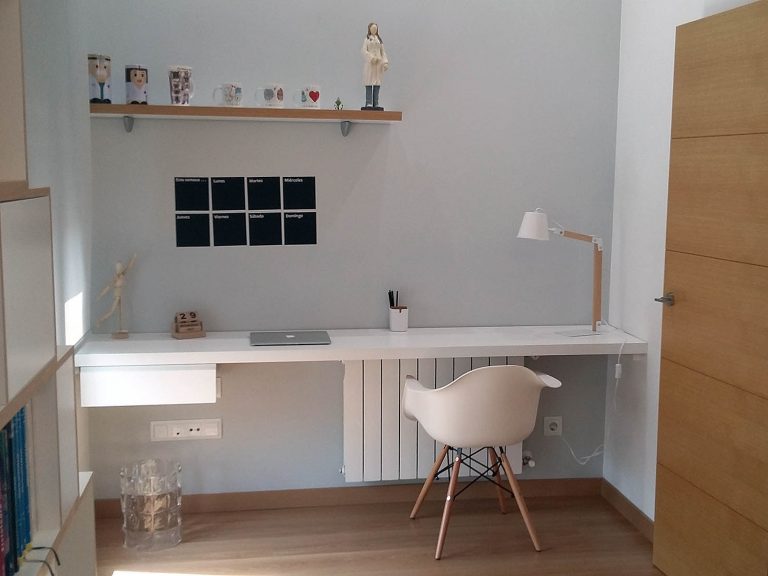 Proyecto 27334 desarrollado por CASANOVA en Sueca (Valencia): escritorio, silla, flexo, estante y librería.