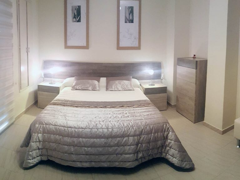 Proyecto 27992 desarrollado por CASANOVA en Rótova (Valencia): dormitorio, iluminación, espejo, banqueta, cortina enrollable y ropa de cama.