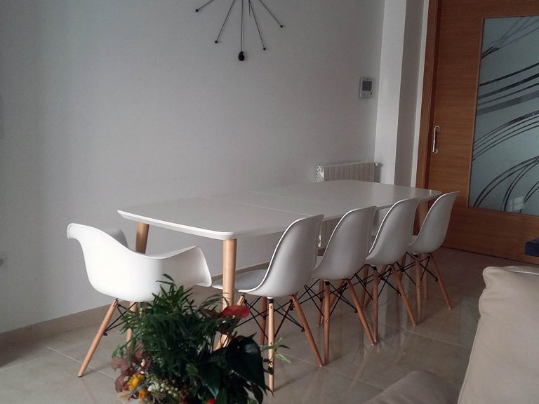Proyecto 27334 desarrollado por CASANOVA en Sueca (Valencia): comedor, mesa y sillas.