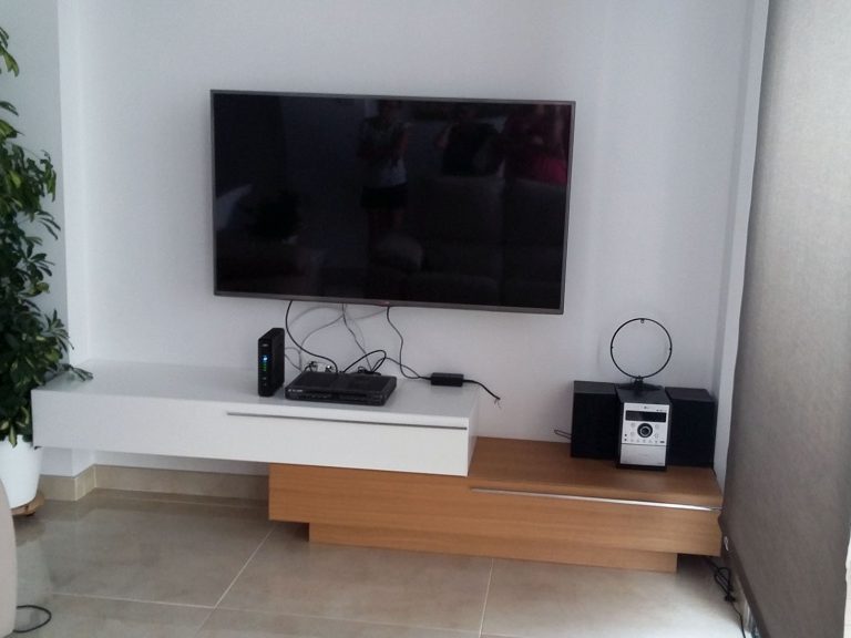 Proyecto 27334 desarrollado por CASANOVA en Sueca (Valencia): composición de salón y mueble TV.