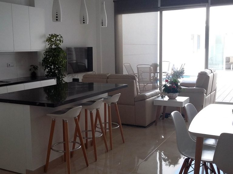 Proyecto 27334 desarrollado por CASANOVA en Sueca (Valencia): mesa, sillas, taburetes, lámparas y sofá de 2 + 2 plazas.