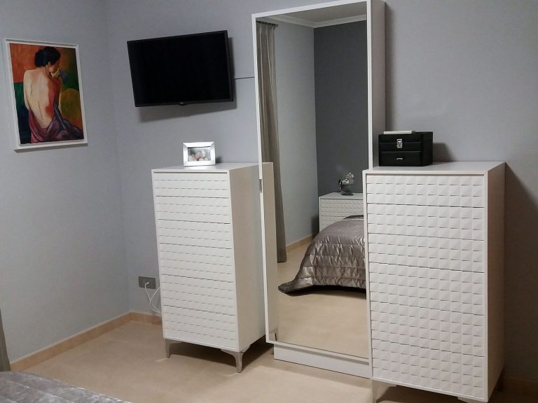 Proyecto de dormitorio y salón 27511, desarrollado por CASANOVA en Sueca (Valencia): dormitorio, iluminación, espejo y ropa de cama.