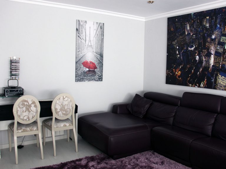 Proyecto 9192 desarrollado por CASANOVA en Sueca (Valencia): salón, comedor, mesa, sillas, decoración, tapicería, iluminación y alfombra.