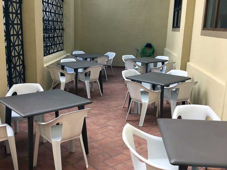 Proyecto de mobiliario de hostelería, desarrollado por CASANOVA en Sueca (Valencia): sillas y mesas apilables para la terraza de la Sociedad Recreativa La Agricultura (3).