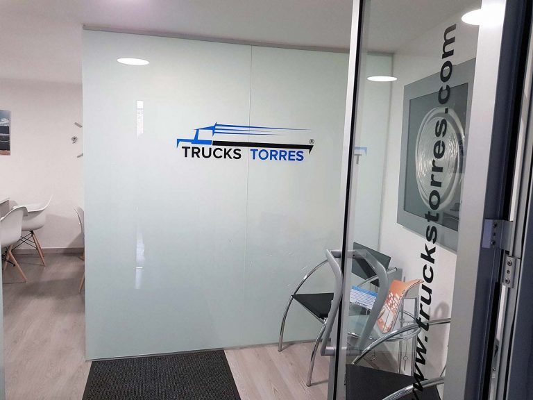 Proyecto de mobiliario de oficina, desarrollado por CASANOVA en Quart De Poblet (Valencia): sillas, mesas, armarios y decoración para las oficinas de la empresa Trucks Torres (1).