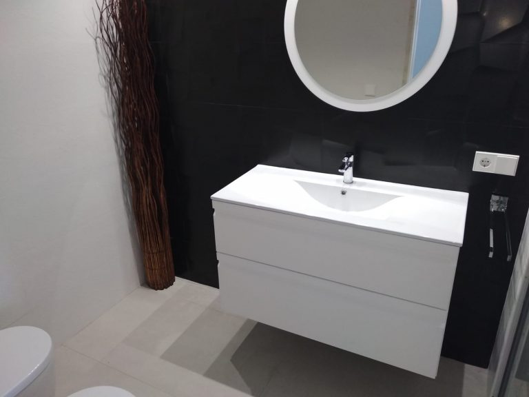 Proyecto 28615 desarrollado por CASANOVA en Ibiza (Islas Baleares): mobiliario de baño y espejo.