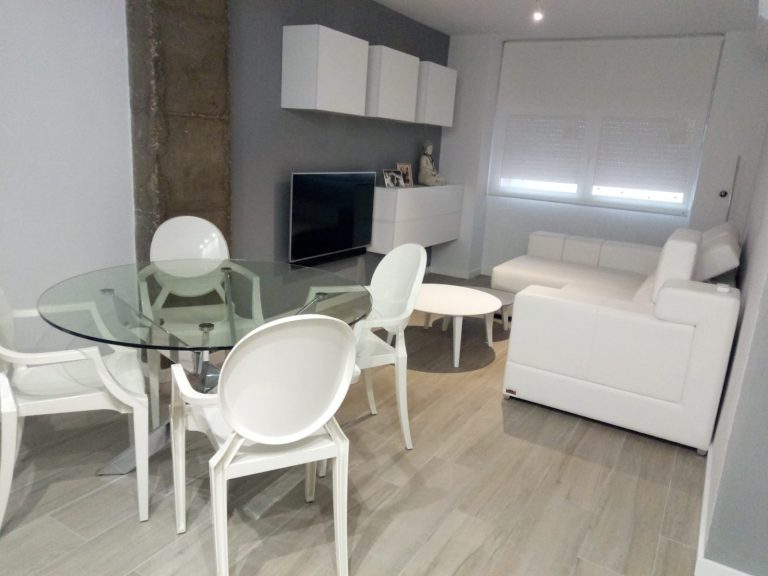 Proyecto 28615 desarrollado por CASANOVA en Valencia: tapicería, mesas de centro, mesa, sillas, iluminación, decoración, dormitorio y salón comedor.