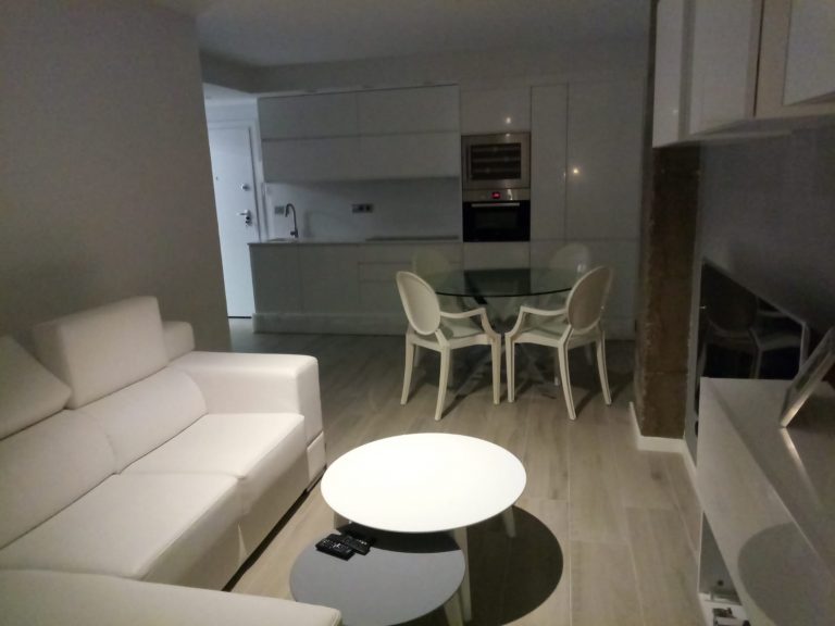 Proyecto 28615 desarrollado por CASANOVA en Valencia: salón, comedor, tapicería, mesas de centro, mesa, sillas, iluminación y decoración.