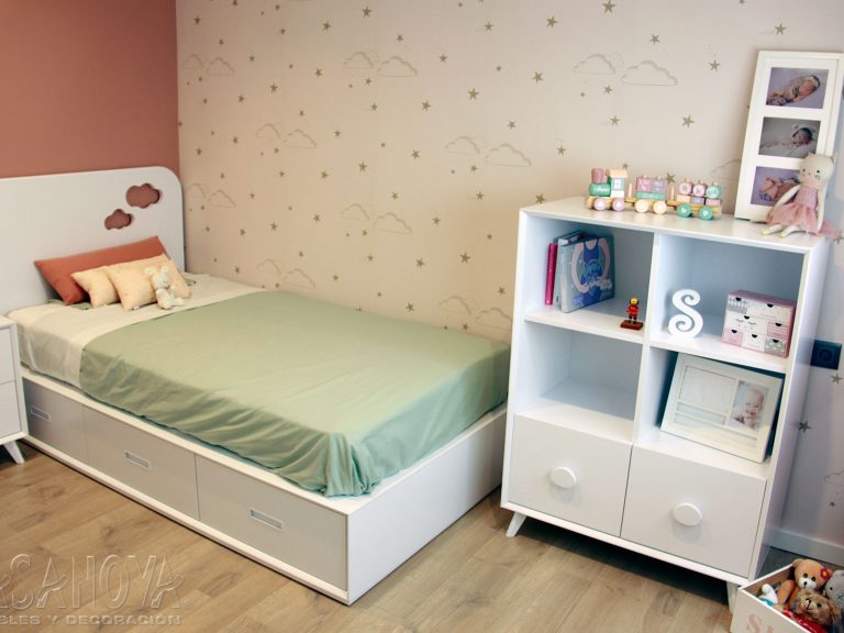 Proyecto 28436 desarrollado por CASANOVA en Sueca (Valencia): dormitorio infantil / juvenil, armario juvenil, iluminación, cortina enrollable y decoración. Decoración completa del hogar.