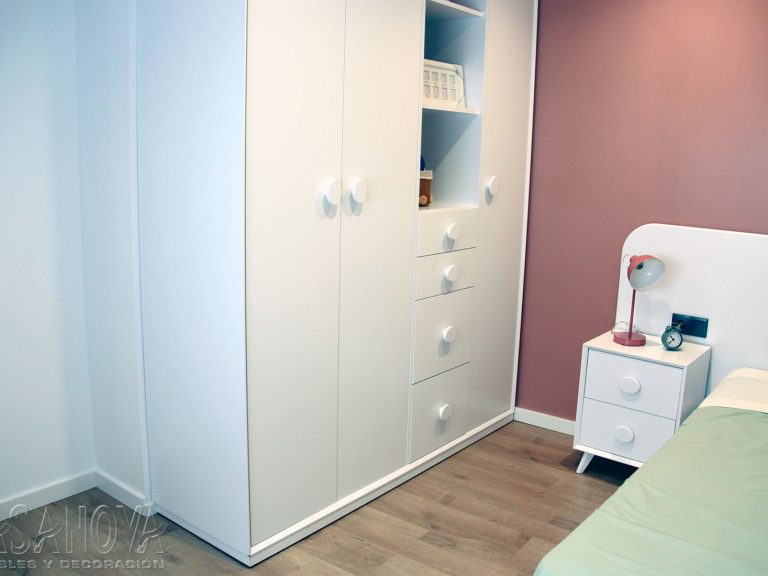 Proyecto 28436 desarrollado por CASANOVA en Sueca (Valencia): dormitorio infantil / juvenil, armario juvenil, iluminación, cortina enrollable y decoración. Decoración completa del hogar.