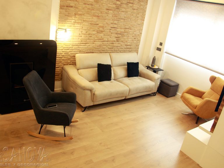 Proyecto 28436 desarrollado por CASANOVA en Sueca (Valencia): salón, comedor, sofá, puff, butaca, sillón, mecedora, iluminación, cortina enrollable y decoración. Decoración completa del hogar.